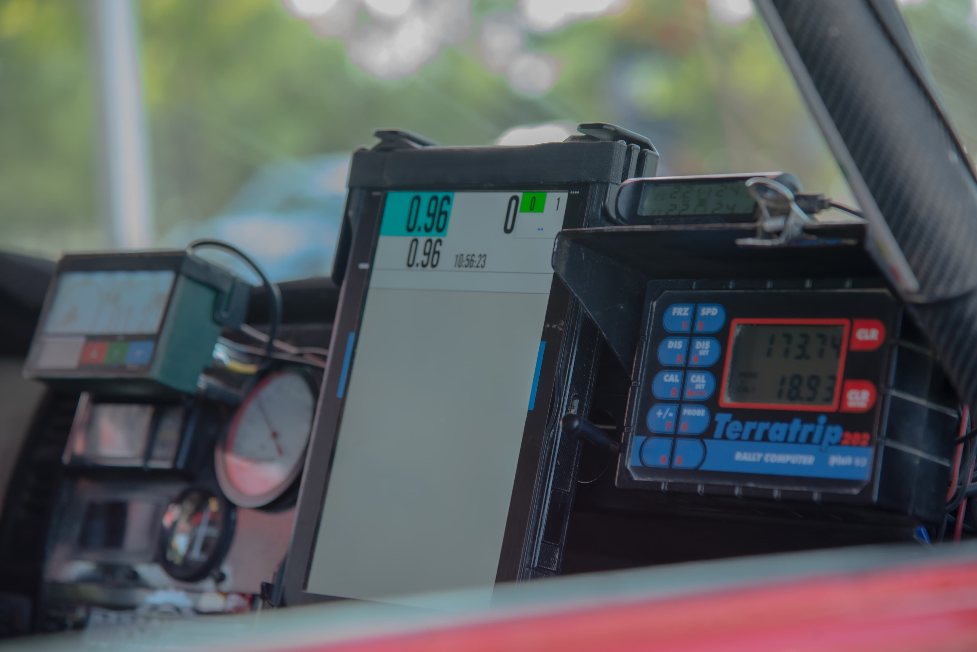 Automovilismo de competición en un tramo de tierra